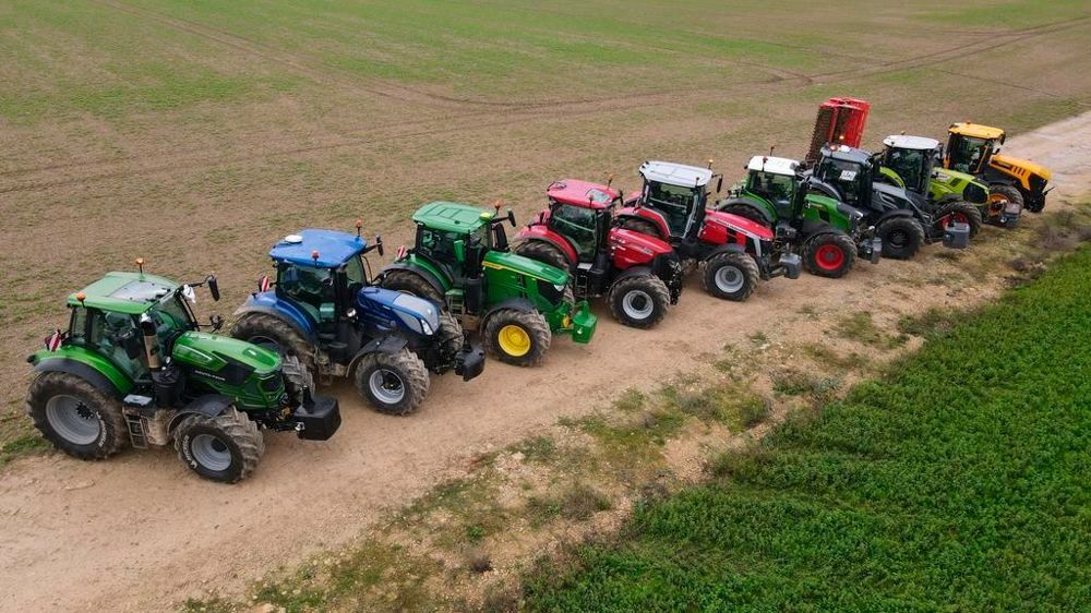 Rangée de tracteurs vue du ciel
