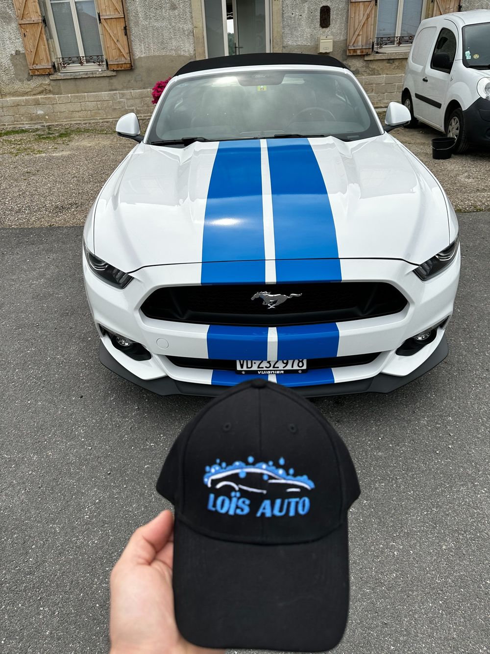 Casquette Loïs AUTO devant une Mustang
