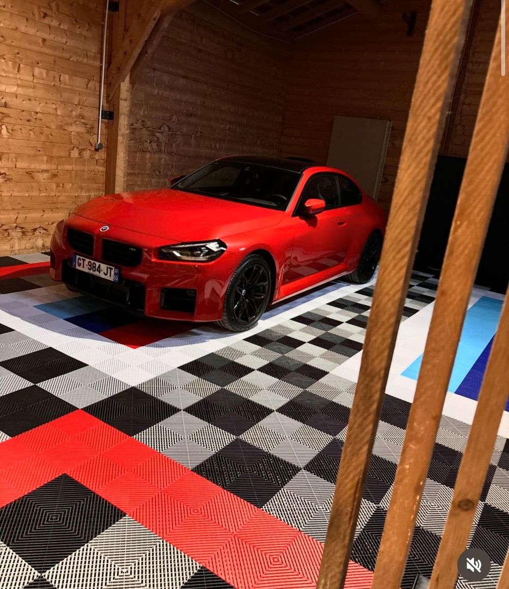 Sportive rouge au garage